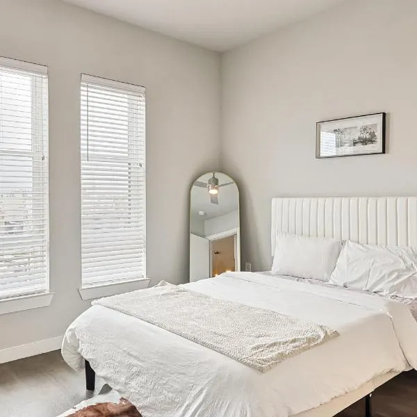 Luxury 2BD Condo with Pool & Gym，位于沃思堡的酒店