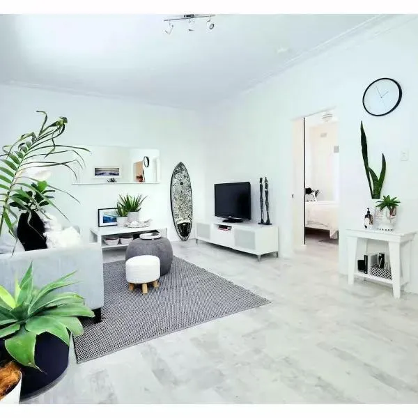 Cosy and calm unit in Cronulla formerly Beautifully renovated quiet unit in Cronulla，位于克罗纳拉的酒店