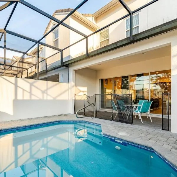 Universal 3BR Townhome with Pool，位于达文波特的酒店