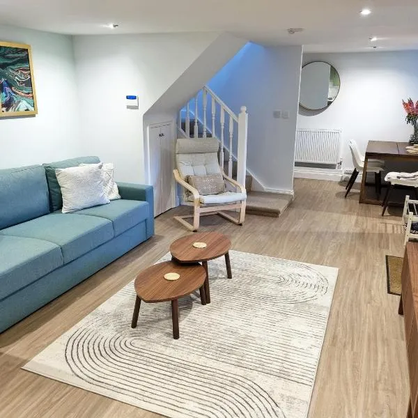 Oak Tree Cottage near Gatwick Airport，位于Copthorne的酒店