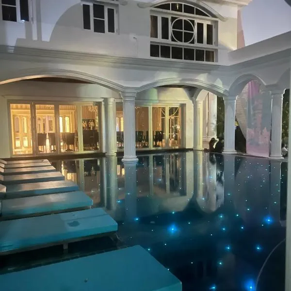 V20 Boutique Jacuzzi Hotel，位于曼谷的酒店