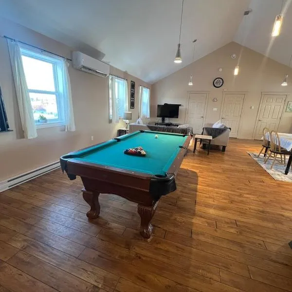 Pool Table, Foosball & Darts!，位于弗雷德里克顿的酒店