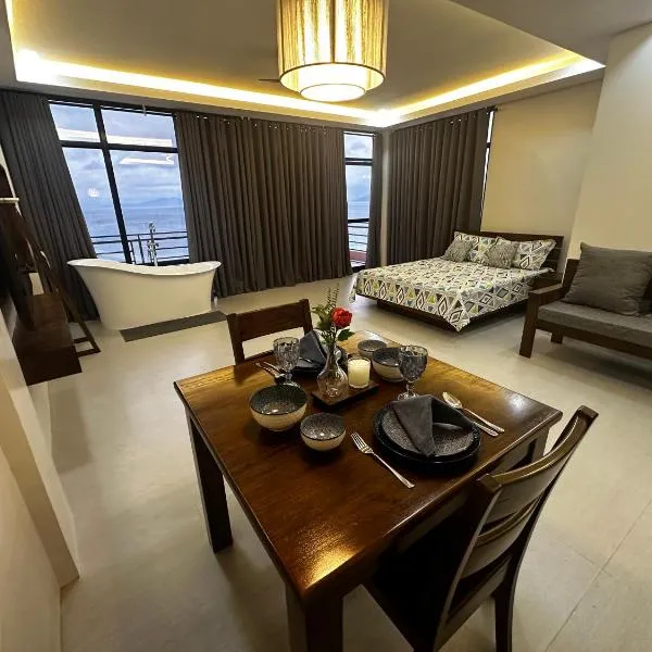 Couple Suite Batangas Private Tub and Sunset Balcony，位于Lobo的酒店