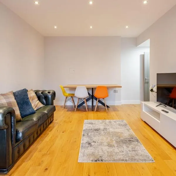 Lovely Central Brentwood Flat，位于布伦特伍德的酒店