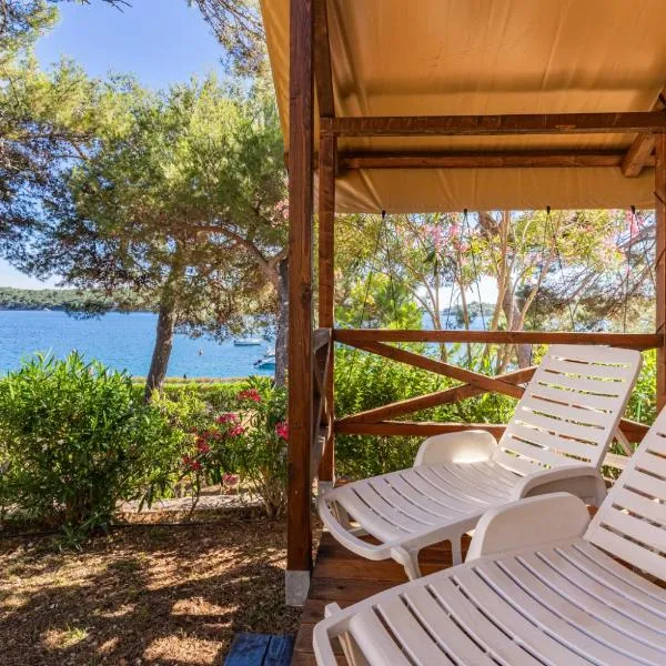 Adria Glamping luxury tents Camping Poljana Mali Lošinj，位于木洛希尼的酒店
