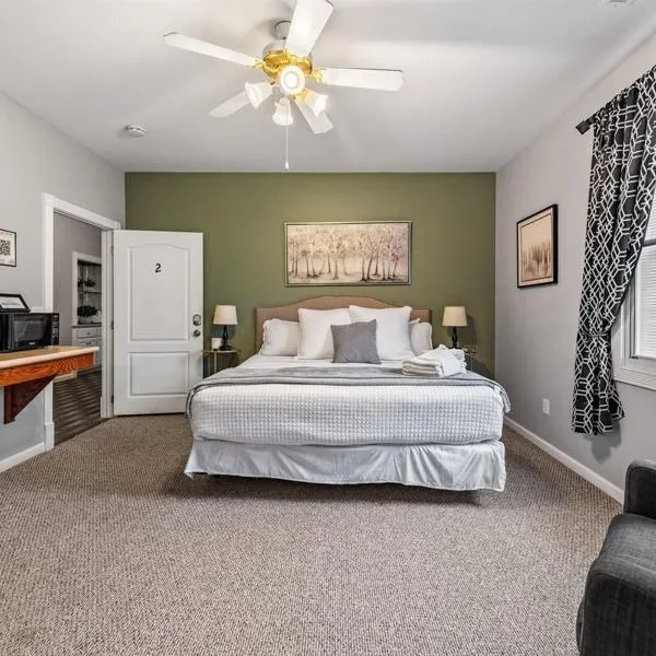 NEW King Bed,Suite,Downtown BR Southern Charm Boxcar，位于蓝岭的酒店