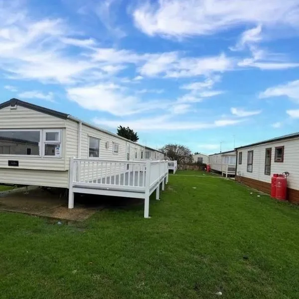 3 Bedroom 2 Bathroom Caravan Charlie Delta，位于Saint Osyth的酒店