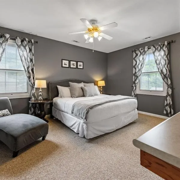 NEW King Bed, Suite, Downtown BR, Southern Charm Caboose，位于蓝岭的酒店
