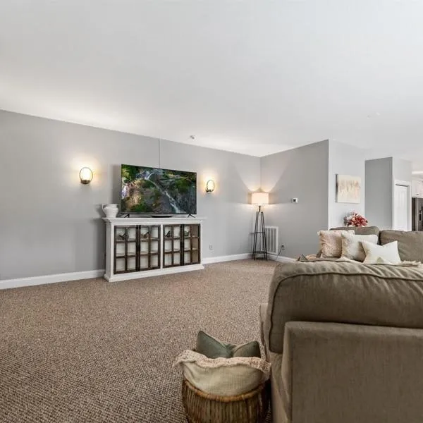 Penthouse Suite Right in the Heart of Downtown - Trackside，位于蓝岭的酒店