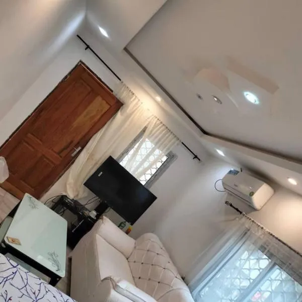 Studio moderne où tout est Neuf, Cuisine, Couvert,ClimatiséWifi haut débit , Smart TV à bertoua，位于Bertoua的酒店