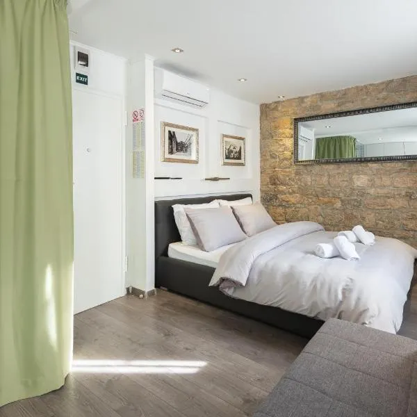 ROKOS SUPERIOR DOWNTOWN ROOMS - comfortable rooms with private bathrooms - perfect location for exploring Diocletian's Palace and the gastronomy of Split within walking distance，位于斯普利特的酒店