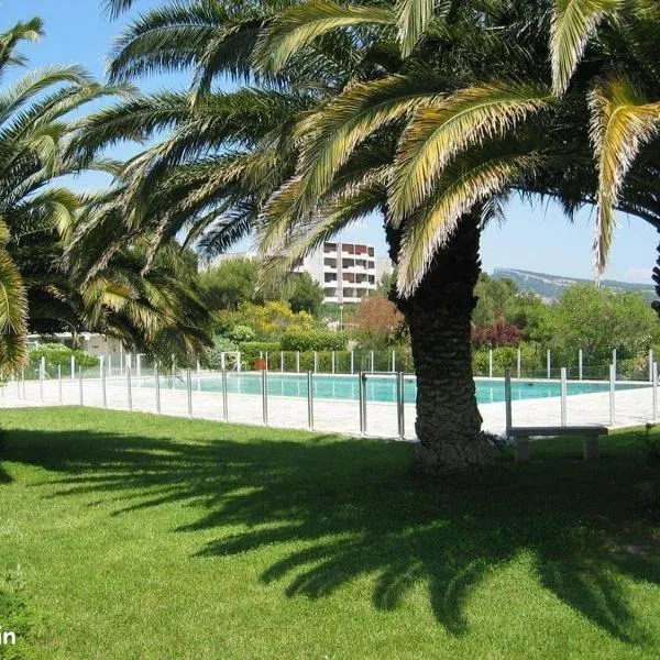 Cassis 4 pers Vue Mer Wifi Piscine Parking Tennis，位于卡西斯的酒店