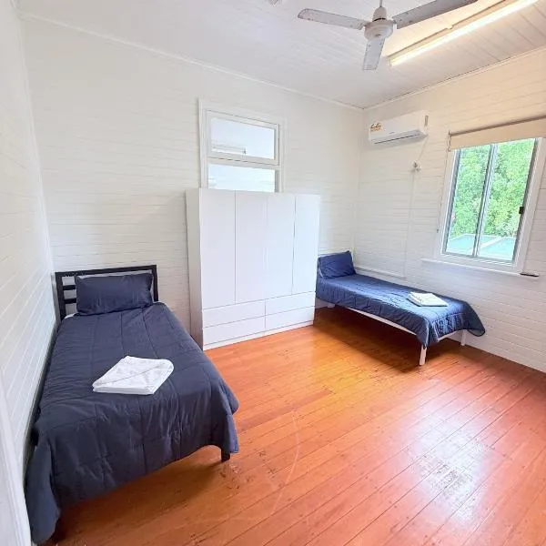 Beach accommodation with Shared facilities，位于Emu Park的酒店