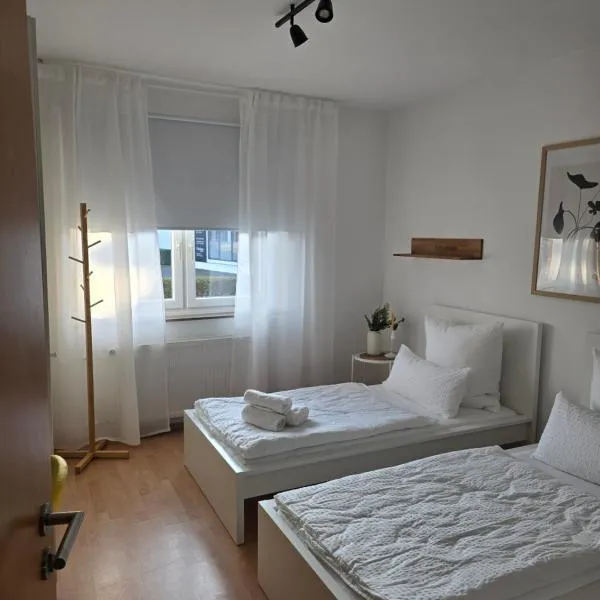 BOARDINGHOUSE PD25 ALTE FEUERWACHE I Unterkunft mit Einzel- und Doppelzimmer I 3min CityHospital I Monteure I Smart TV I Einzelbetten I Küche I Gemeinschaftsraum I Wasch I P，位于伊本比伦的酒店