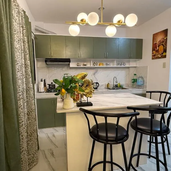 A Suburban Haven, top floor unit with Balcony- at Camarin Caloocan City!!，位于Camarin的酒店