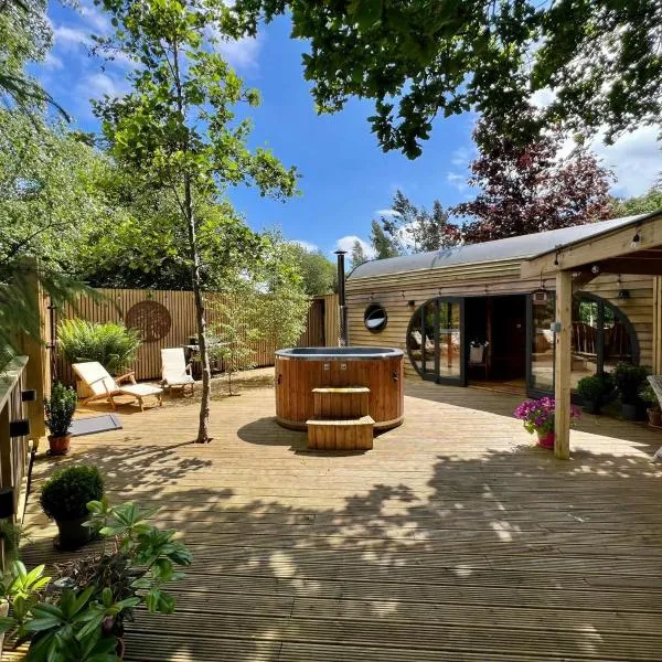 The Pines Treehouse at Treetops Hideouts，位于里士满的酒店