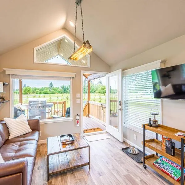 Rainforest Tiny Home Retreat Industrial 26，位于福克斯的酒店