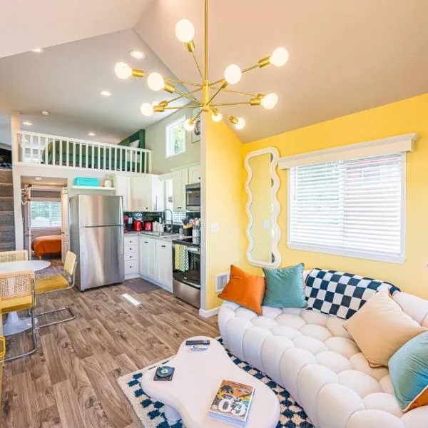 Rainforest Tiny Home Retreat 28，位于福克斯的酒店