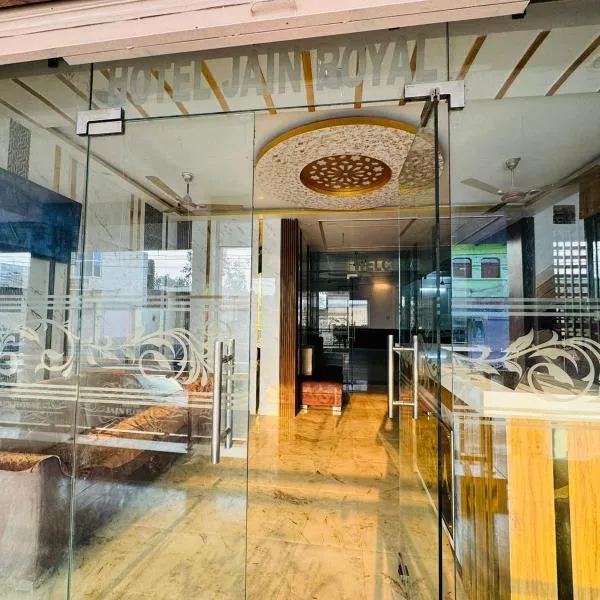 Hotel Jain Royal，位于Govardhan的酒店