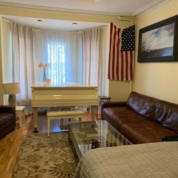 NYC Apartment by the Harbor，位于Saint George的酒店