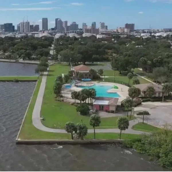 Channel Side, Down Town Tampa ,Ybor Palmetto Beach, Hot tub, with pickle ball court，位于坦帕的酒店