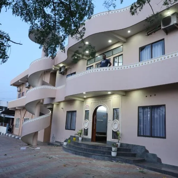 Sauhrudam Resort and Restaurant-Kanyakumari，位于根尼亚古马里的酒店