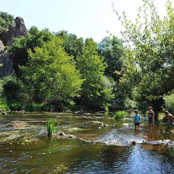 Camping Au Lac d'Hautibus，位于Argenton-Château的酒店