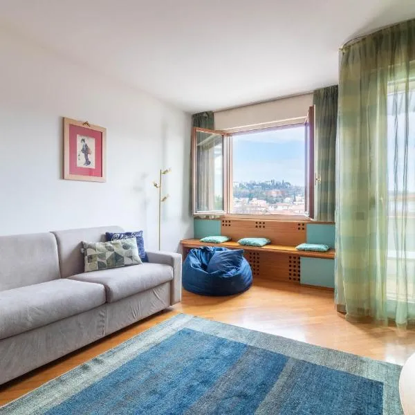 Centralissimo con vista colline，位于科内利亚诺的酒店