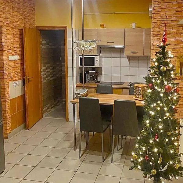 Holiday Apartman，位于莫劳豪洛姆的酒店