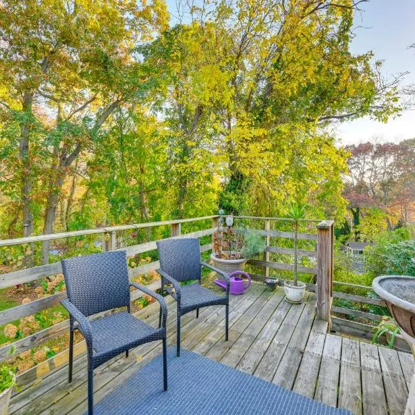 Cozy Dix Hills Apt with Deck about 7 Mi to Beach!，位于Dix Hills的酒店