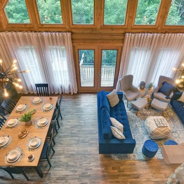 LOG CABIN w HOT TUB, BEACH access, near of TREMBLANT，位于Labelle的酒店