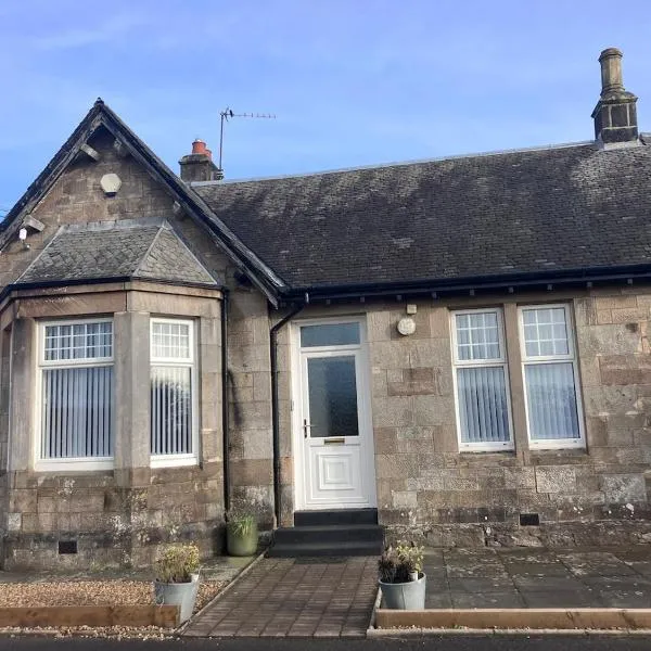 The Gatehouse, 2 bedroom detached cottage，位于Beith的酒店