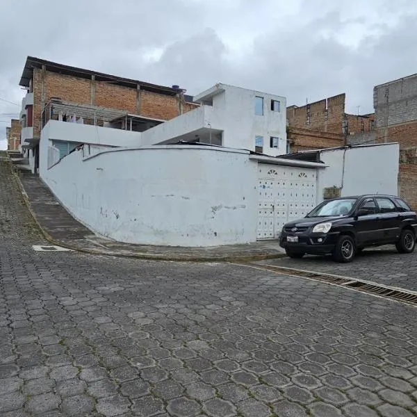 Habitación con baño privado，位于图尔坎的酒店