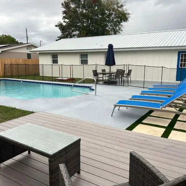 Kid-friendly Home w Pool & BBQ，位于温特黑文的酒店