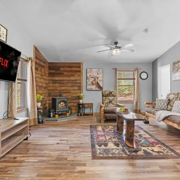 Cabin Oasis - Nestled in the Woods Seclusion，位于Blakeslee的酒店
