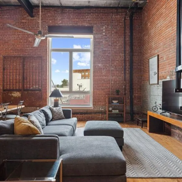 Industrial Modern Loft in Downtown Lafayette，位于拉斐特的酒店