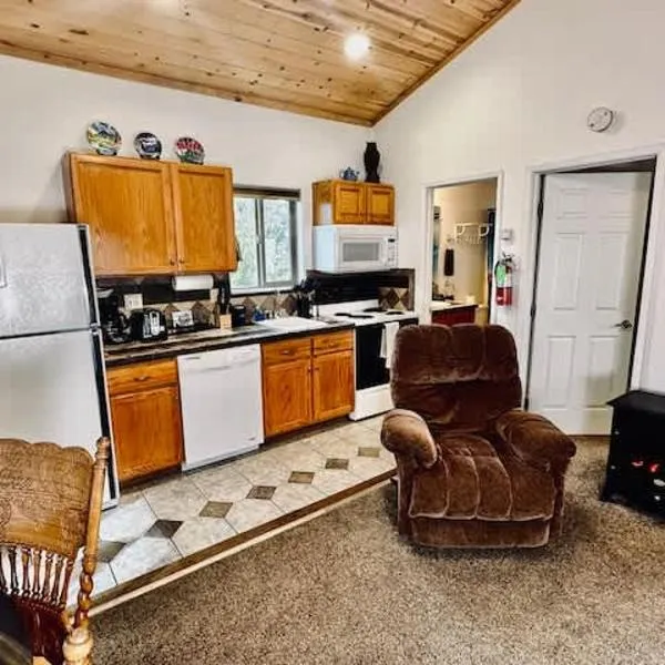 Yosemite Woods Duplex in Yosemite-Upper Unit，位于西优胜美地的酒店