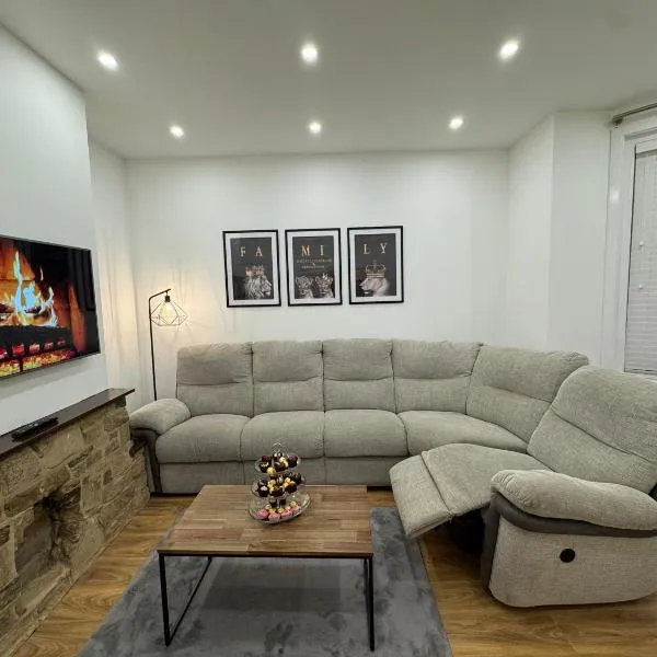 Serenity House, FREE parking, sleeps 6, plus Free stay for 2 children on sofa beds, near the beach restaurant and city centre, guests recommend it，位于伯恩茅斯的酒店