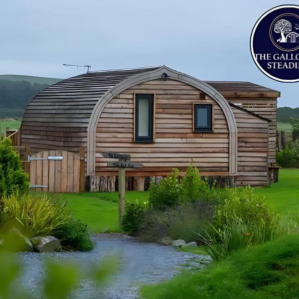 The Galloway Steading -The Hedgehog's Hideout family cabin with Hot Tub and Fire Pit，位于Glenluce的酒店