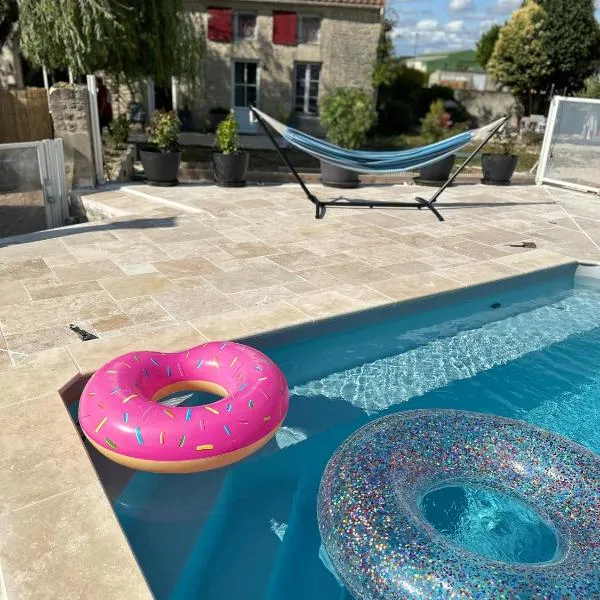 Gîte Chez Tiramisù avec piscine，位于Coivert的酒店