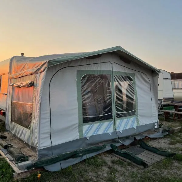 Przyczepa Retro JUSTarniaCamp，位于亚斯塔尔尼亚的酒店