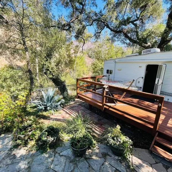 Vintage RV Creekside Nature Retreat near Ojai next to Swim Holes Hike，位于圣保拉的酒店