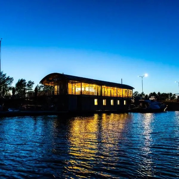 YACHTER CLUB Modrá Čajka，位于出诺沃的酒店