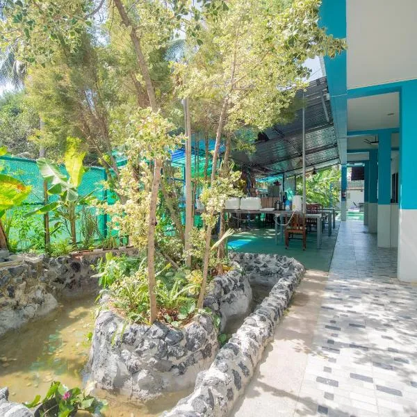 Los Patios Hostel Phuket，位于迈考海滩的酒店