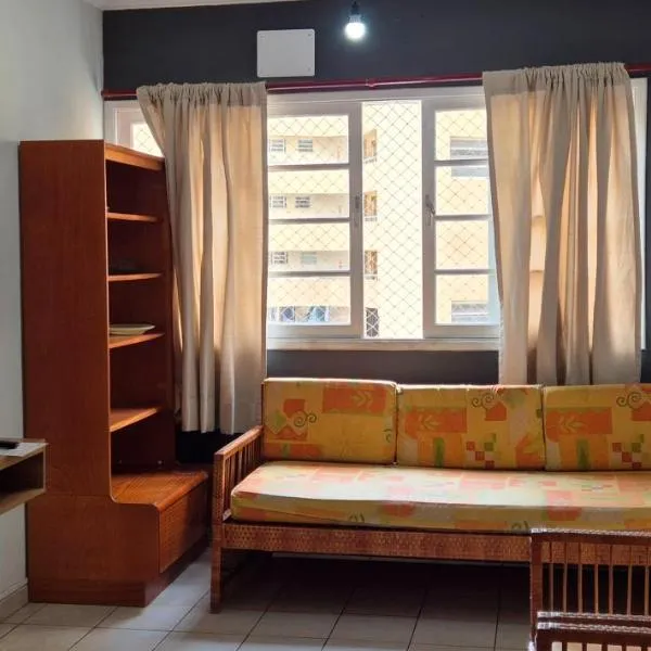 ESD01- Ar Condicionado 5min a pé da Praia da Enseada, Apartamento，位于瓜鲁雅的酒店