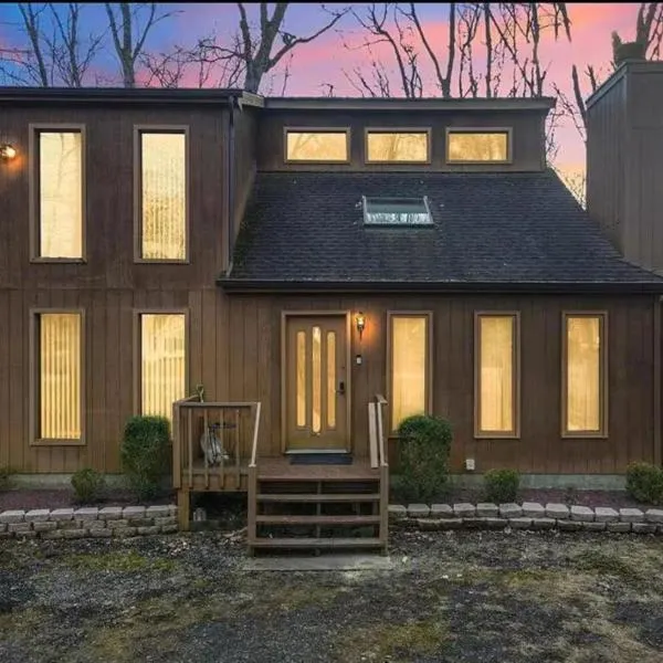 Cozy Cabin at Poconos With Hot Tub and Fire Pit，位于东斯特劳兹堡的酒店