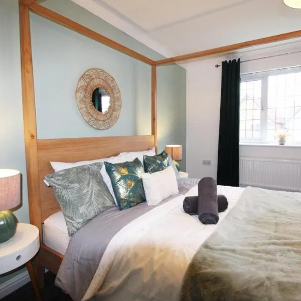 4 Bedroom House Near Manchester Airport, Wythenshawe Hospital and Trafford Centre，位于威森肖的酒店