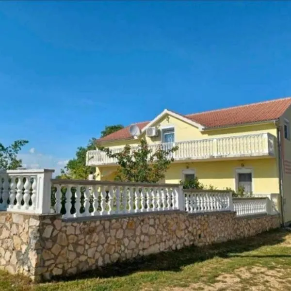 Schönes Ferienhaus mit Pool，位于比奥格勒·纳·莫鲁的酒店