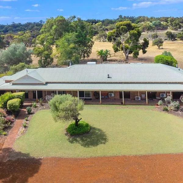 5 Bedroom 5 Bathroom Kinvarra Park Lodge，位于Vasse的酒店