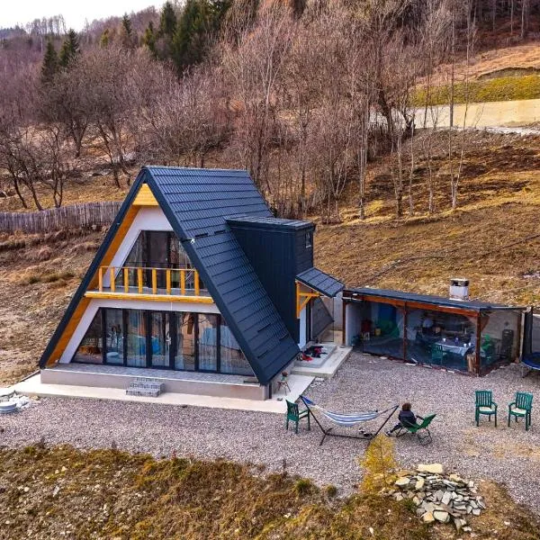 Sunrise View Chalet，位于Trăisteni的酒店